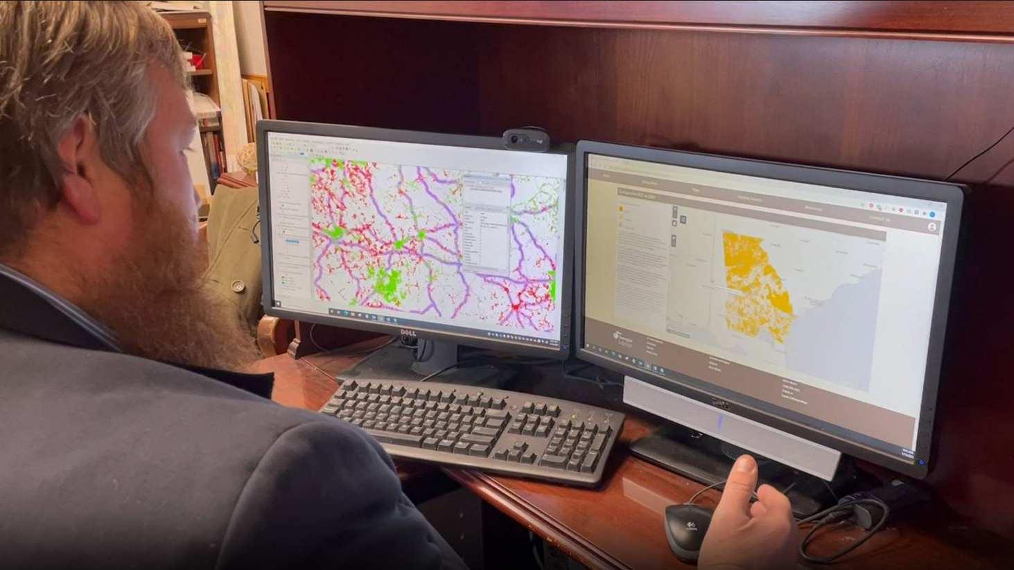 man looking at broadband map of Georgia on his computer screen