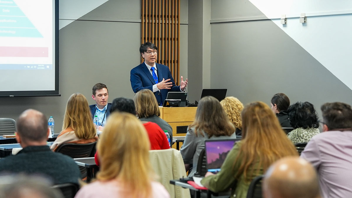 Minsoo Kim, U.S. Government Accountability Office senior data scientist, speaks at a conference breakout session.