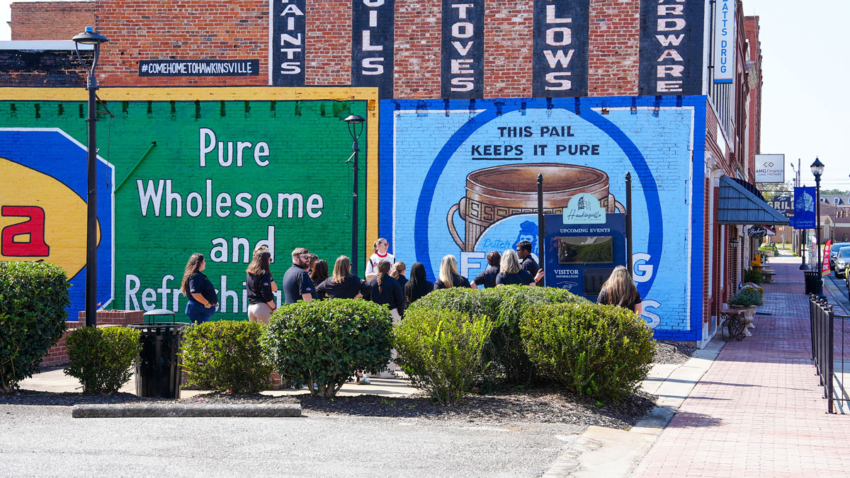 UGA Archway’s Sherrié Raleigh speaks to the PROPEL Rural Scholars about murals in downtown Hawkinsville.